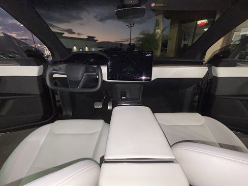 Used 2022 Tesla Model X image 25