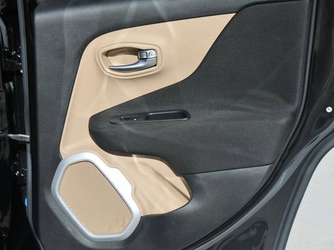 Used 2017 Jeep Renegade Latitude w/ Popular Equipment Group image 18