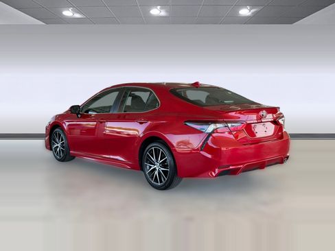 Used 2024 Toyota Camry SE image 3