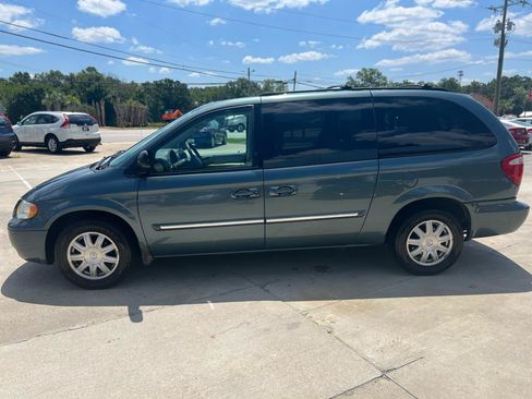 Used 2006 Chrysler Town & Country Touring FWD image 4