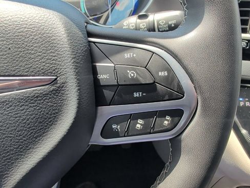 Used 2022 Chrysler Pacifica Touring-L FWD image 13