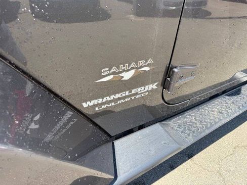 Used 2018 Jeep Wrangler Unlimited Sahara w/ Connectivity Group AWD/4WD image 9