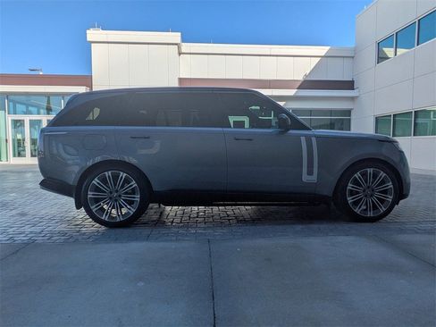Used 2025 Land Rover Range Rover Long Wheelbase Autobiography image 3