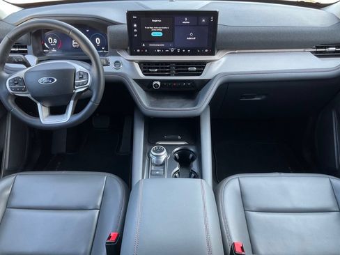 Used 2025 Ford Explorer Active w/ Active Comfort Package RWD image 32