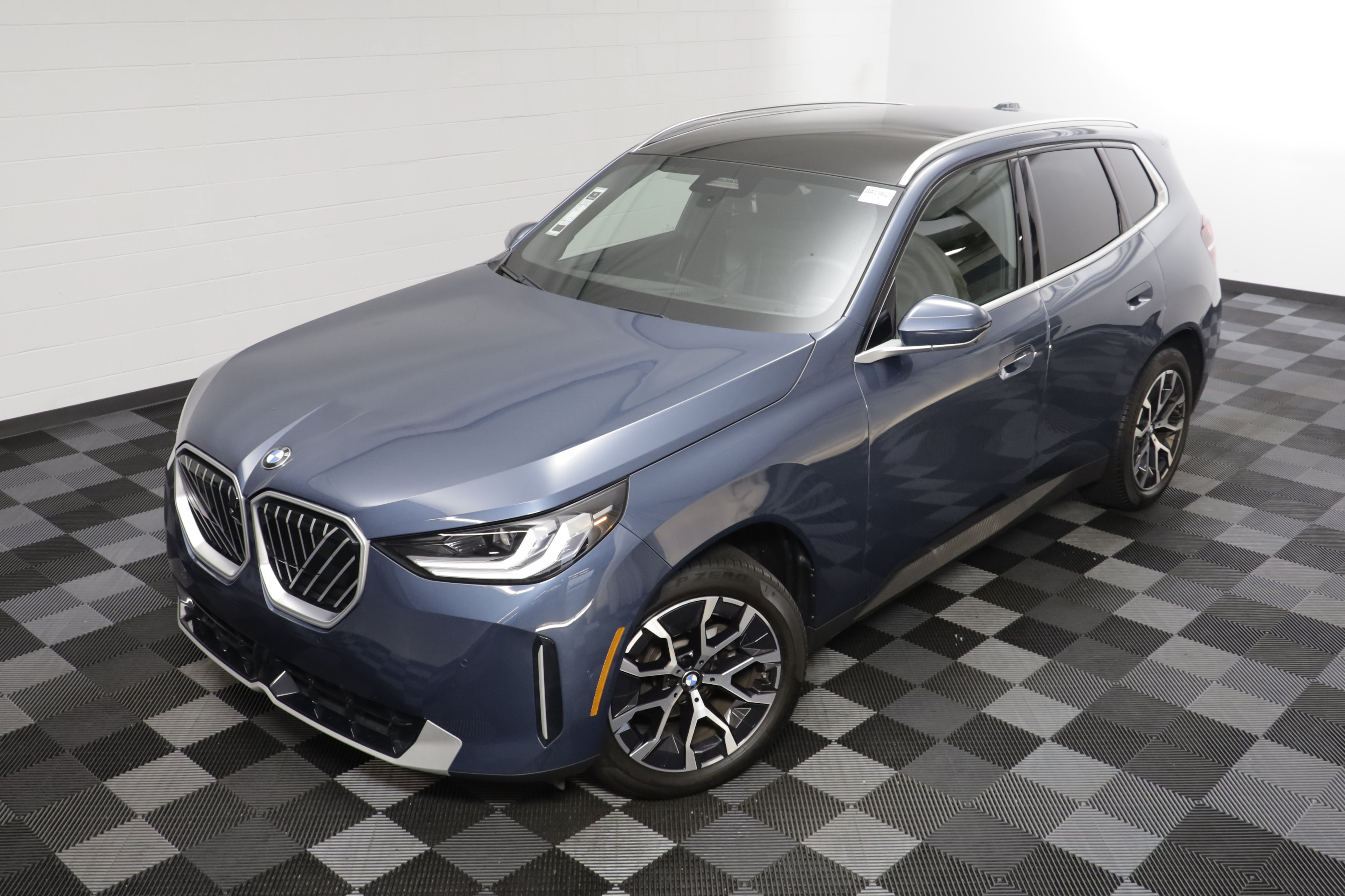 Used 2025 BMW X3 xDrive30i w/ Premium Package AWD/4WD image 2