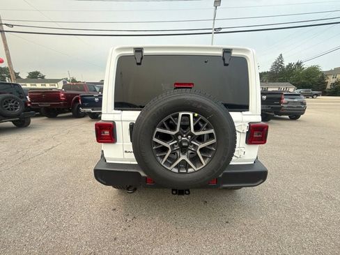 New 2026 Jeep Wrangler Unlimited Sahara AWD/4WD image 4