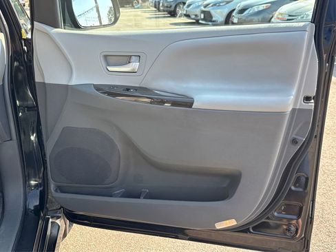 Used 2019 Toyota Sienna XLE image 25