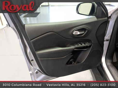 Used 2020 Jeep Cherokee Latitude Plus image 16