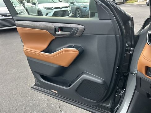 New 2026 Toyota Highlander Platinum image 32