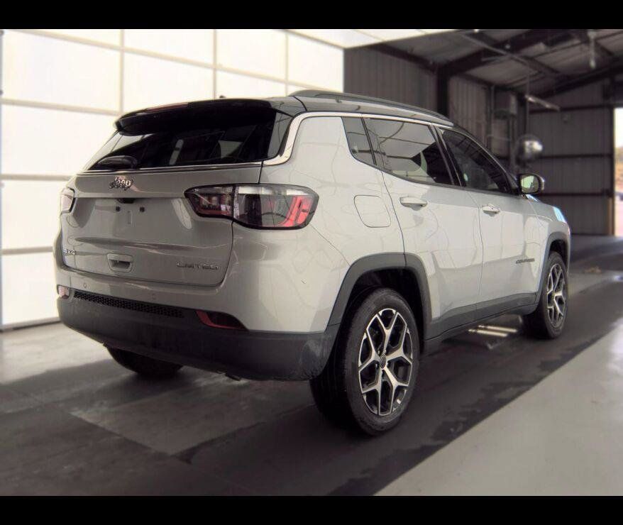 Used 2025 Jeep Compass Limited AWD/4WD image 9