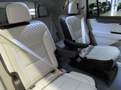 Used 2024 GMC Acadia Denali image 31