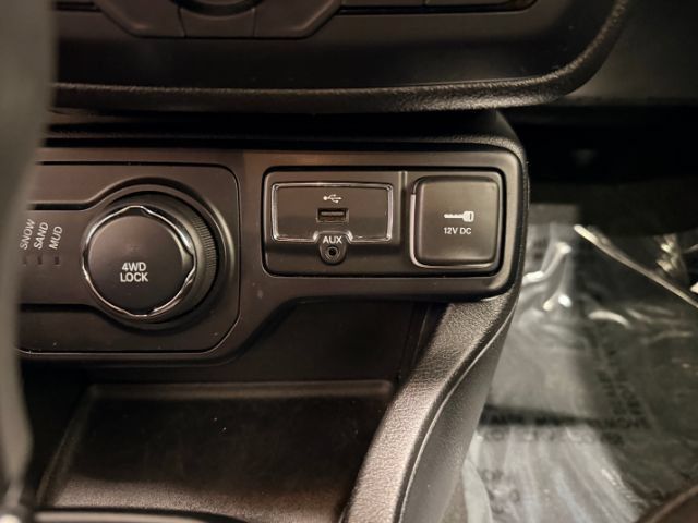 Used 2018 Jeep Renegade Latitude AWD/4WD image 36