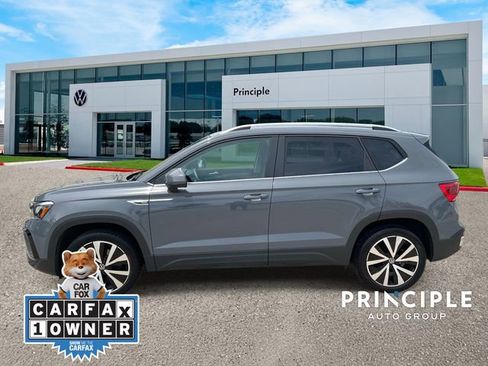 Used 2023 Volkswagen Taos SE w/ Panoramic Sunroof Package FWD image 6