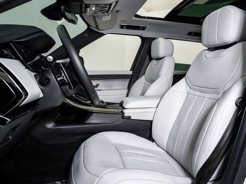 Used 2024 Land Rover Range Rover Sport SE image 18