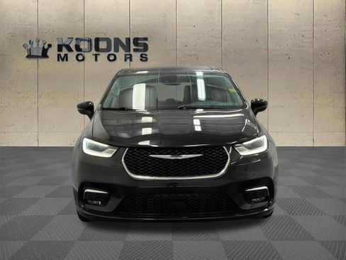 Used 2023 Chrysler Pacifica Touring-L FWD image 3
