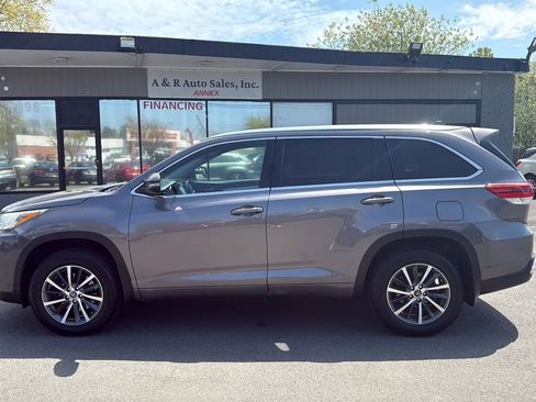 Used 2017 Toyota Highlander XLE w/ Carpet Mat Package AWD/4WD image 4