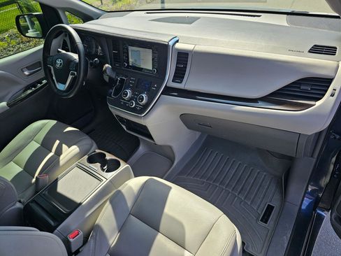 Used 2018 Toyota Sienna XLE w/ XLE Navigation Package FWD image 11