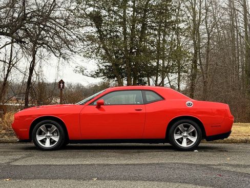 Used 2015 Dodge Challenger SXT RWD image 2