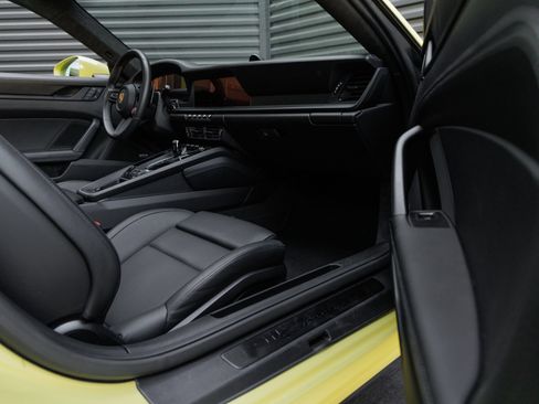 Certified 2025 Porsche 911 Carrera GTS RWD image 36
