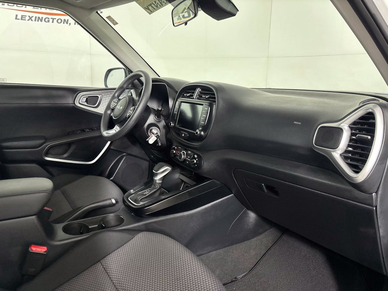 Used 2025 Kia Soul LX w/ LX Technology Package FWD image 30