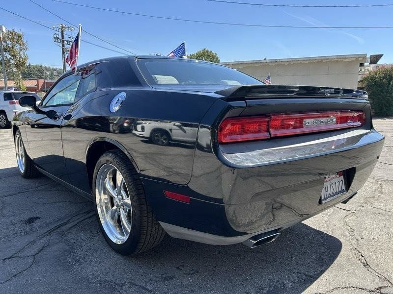 Used 2010 Dodge Challenger R/T RWD image 5