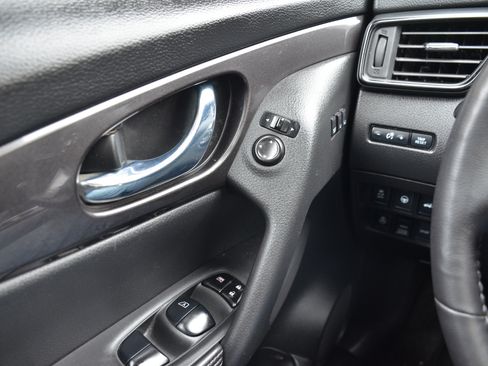 Used 2019 Nissan Rogue SV w/ Sun & Sound Touring Package image 9