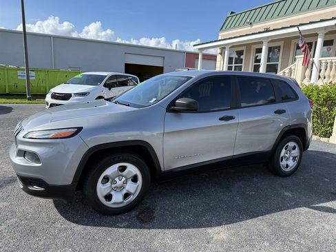 Used 2017 Jeep Cherokee Limited w/ Luxury Group FWD image 1
