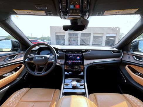 Used 2022 Jeep Grand Cherokee Summit w/ Luxury Tech Group V image 13