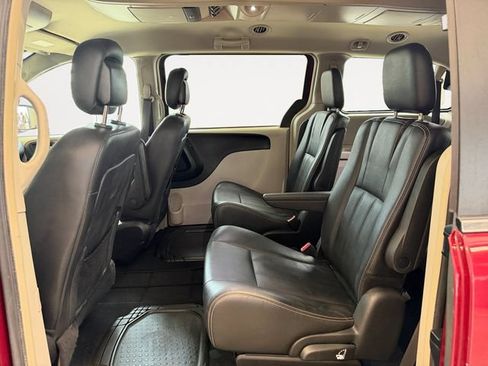 Used 2016 Chrysler Town & Country Touring FWD image 11