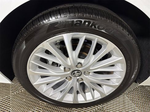 Used 2018 Toyota Camry XLE image 18