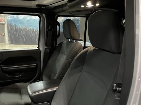 Used 2021 Jeep Gladiator Willys image 19