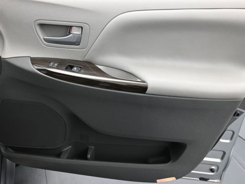 Used 2016 Toyota Sienna XLE image 15