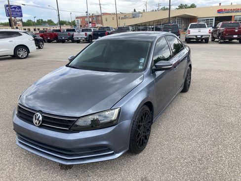 Used 2017 Volkswagen Jetta SE FWD image 2