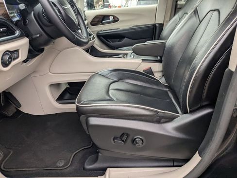 Used 2023 Chrysler Pacifica Limited image 11