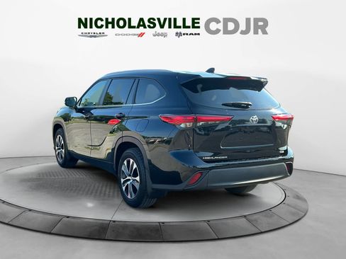 Used 2023 Toyota Highlander XLE FWD image 3