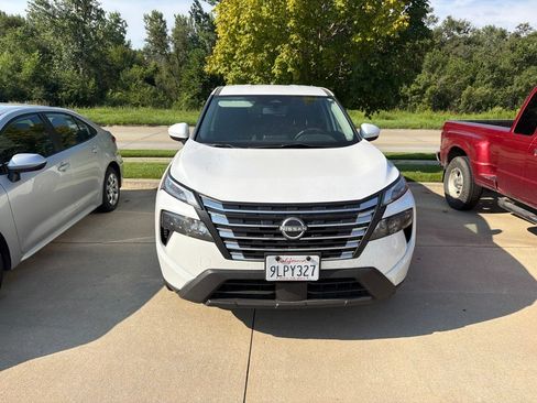 Used 2024 Nissan Rogue SV FWD image 2