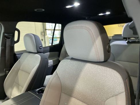 Used 2025 Chevrolet Traverse LT image 11
