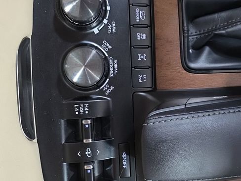 Used 2019 Lexus LX 570 4WD w/ Luxury Package image 32