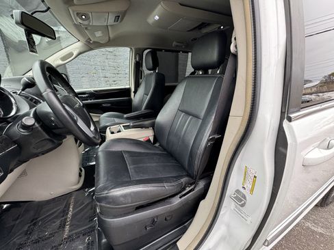 Used 2014 Chrysler Town & Country Touring image 14