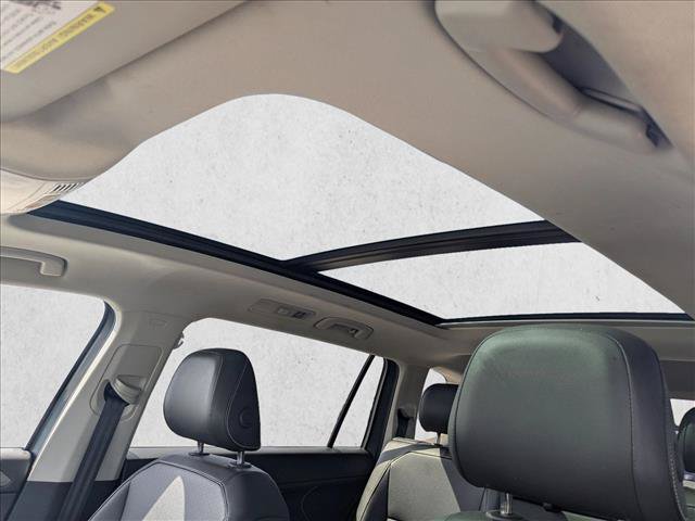 Used 2024 Volkswagen Tiguan SE w/ Panoramic Sunroof Package FWD image 15