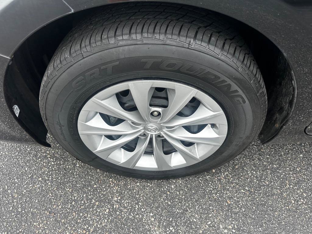 Used 2015 Toyota Camry LE FWD image 2