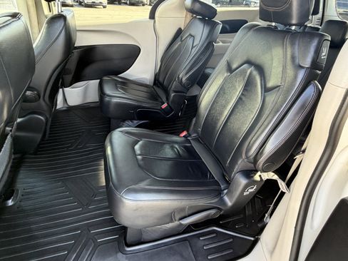 Used 2017 Chrysler Pacifica Touring-L image 21