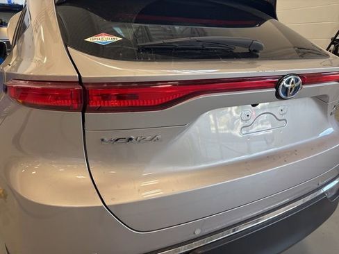 Used 2022 Toyota Venza XLE image 4