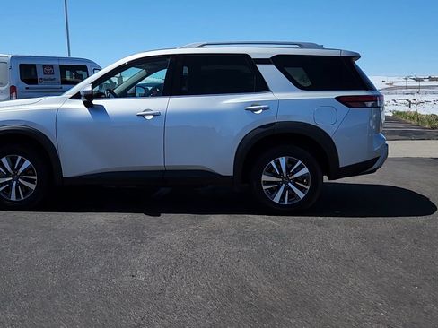 Used 2025 Nissan Pathfinder SL AWD/4WD image 2