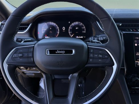 New 2025 Jeep Grand Cherokee Laredo w/ Luxury Tech Group I image 20