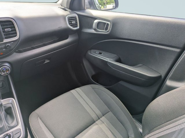 Used 2025 Hyundai Venue SEL FWD image 18