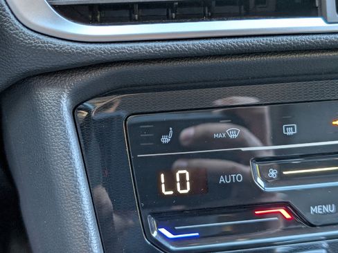 Used 2025 Volkswagen Taos SE image 27