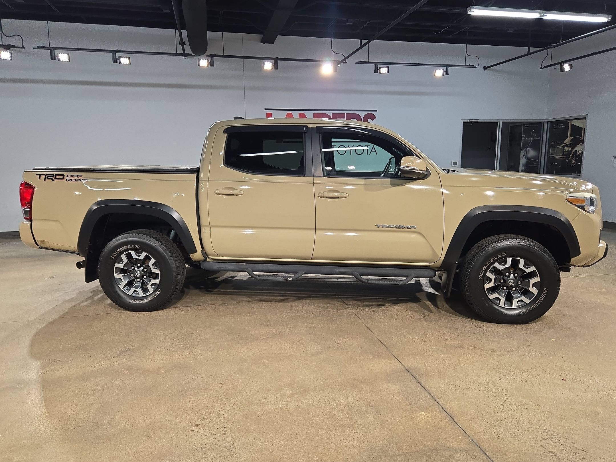 Used 2016 Toyota Tacoma TRD Off-Road w/ Premium & Technology Package RWD image 8