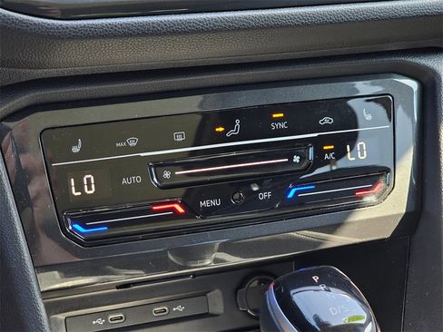 Used 2024 Volkswagen Tiguan SE w/ Panoramic Sunroof Package image 26