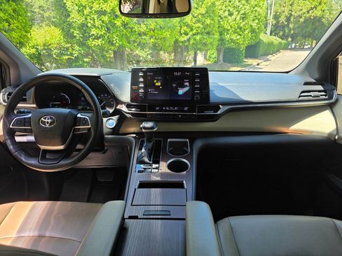 Used 2021 Toyota Sienna XLE image 15